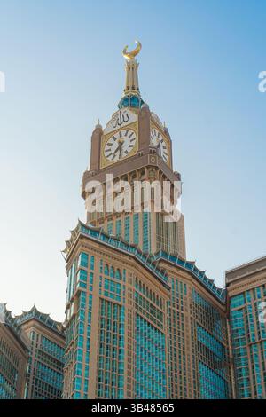 Islamischer Hintergrund. Der berühmte Königliche Uhrenturm in Mekka. Leerzeichen für Text. Abraj Al-Bait. Saudi-Arabien, Mekka, 24. November 2024, Stockfoto