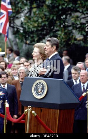 16. November 1988 - Premierministerin Margaret Thatcher und US-Präsident Ronald Reagan. Premierministerin Margaret Thatcher im Weißen Haus, Washington, D.C., Amerika - 16. November 1988. US-Präsident Ronald Reagan, rechts, veranstaltet eine Begrüßungszeremonie für Premierministerin Margaret Thatcher aus Großbritannien auf dem Südrasen des Weißen Hauses in Washington, D.C. Thatcher starb am Montag, 8. April 2013, 8, an einem Schlaganfall um 87 Uhr. (Kreditbild: ©Ron Sachs/CNP via ZUMA Wire) Stockfoto