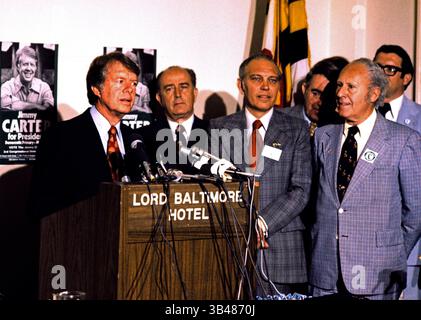 13. Mai 1976: Baltimore, Maryland, Vereinigte Staaten von Amerika – Gouverneur Jimmy Carter (Demokrat von Georgia), Kandidat für die Nominierung der Demokratischen Partei 1976 für den Präsidenten der Vereinigten Staaten, tritt am 13. Mai 1976 in Baltimore auf. Von links nach rechts: Bürgermeister William Donald Schaefer (Demokrat von Baltimore), Außenminister Fred L. Wineland (Demokrat von Maryland) und Comptroller Louis L. Goldstein (Demokrat von Maryland). Credit: Arnie Sachs / CNP (Credit Image: © Arnie Sachs/CNP via ZUMA Wire) Stockfoto