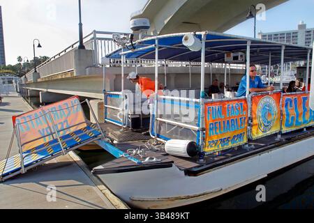 24. August 2015 - Clearwater, Florida, USA - JIM DAMASKE | Times.Passagier Matthew Draude, 30, Kellner im Palm Pavilion Beachside Grill and Bar (vorne rechts) wartet auf die Abfahrt der Clearwater Ferry um 9:00 Uhr vom Yachthafen in der Innenstadt für seine Fahrt zu seinem Strandjob. Er nimmt die Fähre zur Arbeit, seit sie im März begann. Davor parkte er sein Auto in der Innenstadt und ging über die Brücke, um zur Arbeit zu gehen. - Im Juli bat der Clearwater Ferry Service die Stadt um 300.000 Dollar, um ihre Operationen zu unterstützen, und sagte, sie könne sich ohne Unterstützung der Gemeinschaft nicht weiterentwickeln. Das Fe Stockfoto