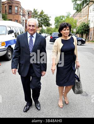 29. August 2011 – Dominique Strauss-Kahn und seine Frau Anne Sinclair kehren nach Washington, D.C, Amerika – 29. August 2011 zurück. (Kreditbild: ©Ron Sachs/CNP via ZUMA Wire) Stockfoto