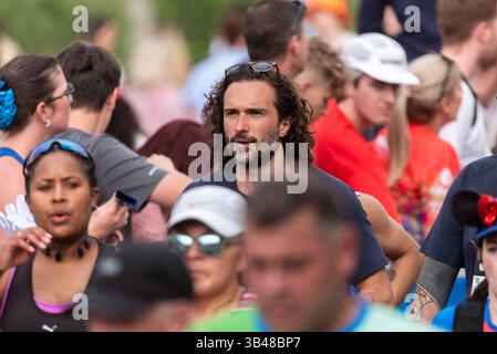 Joe Wicks nahm 2025 am TCS London Marathon Teil und fuhr durch Tower Hill, London, Großbritannien. Fitness-Prominente Stockfoto