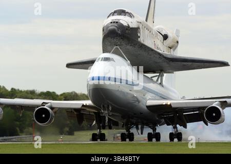 17. April 2012 - Washington Dulles International, Virginia, USA - Space Shuttle Discovery kommt am 17. April 2012 nach seinem letzten Flug vom Kennedy Space Center in Florida am Washington Dulles International Airport in Virginia an. Die Entdeckung wird im Steven F. Udvar-Hazy Center der Smithsonian Institution in Chantilly, Virginia, dauerhaft gezeigt. Phoot (Kreditbild: ©Ron Sachs/CNP via ZUMA Wire) Stockfoto