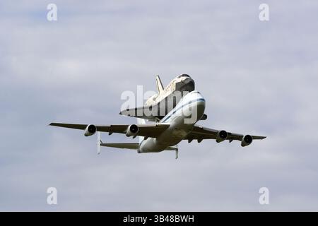 17. April 2012 - Washington Dulles International, Virginia, USA - Space Shuttle Discovery fliegt am Dienstag, 17. April 2012, über dem Washington Dulles International Airport in Virginia. Die Entdeckung wird im Steven F. Udvar-Hazy Center der Smithsonian Institution in Chantilly, Virginia, dauerhaft gezeigt. Phoot (Kreditbild: ©Ron Sachs/CNP via ZUMA Wire) Stockfoto