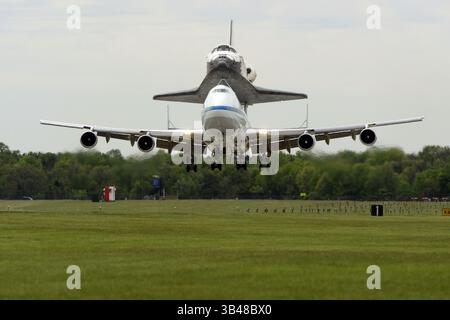17. April 2012 - Washington Dulles International, Virginia, USA - Space Shuttle Discovery kommt am 17. April 2012 nach seinem letzten Flug vom Kennedy Space Center in Florida am Washington Dulles International Airport in Virginia an. Die Entdeckung wird im Steven F. Udvar-Hazy Center der Smithsonian Institution in Chantilly, Virginia, dauerhaft gezeigt. Phoot (Kreditbild: ©Ron Sachs/CNP via ZUMA Wire) Stockfoto