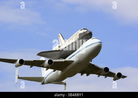 17. April 2012 - Washington Dulles International, Virginia, USA - Space Shuttle Discovery fliegt am Dienstag, 17. April 2012, über dem Washington Dulles International Airport in Virginia. Die Entdeckung wird im Steven F. Udvar-Hazy Center der Smithsonian Institution in Chantilly, Virginia, dauerhaft gezeigt. Phoot (Kreditbild: ©Ron Sachs/CNP via ZUMA Wire) Stockfoto