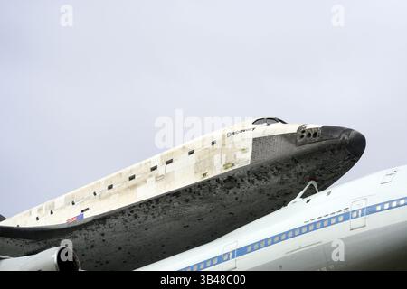 17. April 2012 - Washington Dulles International, Virginia, USA - Space Shuttle Discovery fliegt am Dienstag, 17. April 2012, über dem Washington Dulles International Airport in Virginia. Die Entdeckung wird im Steven F. Udvar-Hazy Center der Smithsonian Institution in Chantilly, Virginia, dauerhaft gezeigt. Phoot (Kreditbild: ©Ron Sachs/CNP via ZUMA Wire) Stockfoto