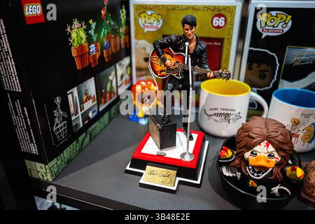 Iwano-Frankivsk, Ukraine – 29. April 2025: Ein Regal mit Elvis Presley-Erinnerungsstücken sowie LEGO-Sets und Vinylfiguren Stockfoto