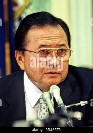 18. Dezember 2012 – Washington, District of Columbia, USA – Senator Daniel K. Inouye (Demokrat von Hawaii) hört während der Bestätigungsverhandlung für den designierten Handelsminister Ron Brown am 6. Januar 1993 Zeugenaussagen an. Senator Inouye starb am Montag, 17. Dezember 2012, aufgrund von Atemwegserkrankungen im Walter Reed National Military Medical Center in Bethesda. Er war 88.. (Bild: ©Ron Sachs/CNP via ZUMA Wire) Stockfoto