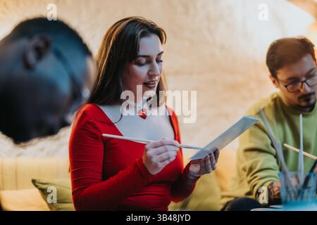 Gruppe von Einzelpersonen, die eine kreative Malaktivität in Innenräumen durchführen Stockfoto