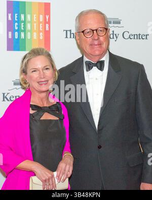 7. Dezember 2013 – Washington, District of Columbia, USA – James A. Johnson und Heather Muir Kirby treffen am Samstag, den 7. Dezember 2013, zum offiziellen Künstleressen ein, um die Empfänger der Kennedy Center Honors 2013 zu ehren, die von US-Außenminister John F. Kerry im US-Außenministerium in Washington, D.C. veranstaltet wurden. (Kreditbild: ©Ron Sachs/CNP via ZUMA Wire) Stockfoto