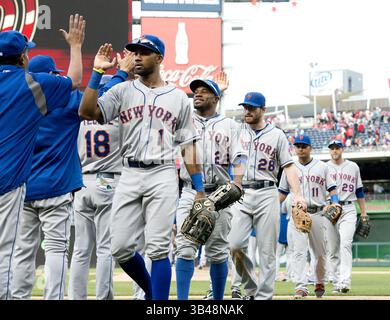 17. Mai 2014: Washington, District of Columbia, USA - New York Mets feiern ihren 5:2-Sieg gegen die Washington Nationals im Nationals Park in Washington, DC am Samstag, den 17. Mai 2014. (Kreditbild: ©Ron Sachs/CNP via ZUMA Wire) Stockfoto