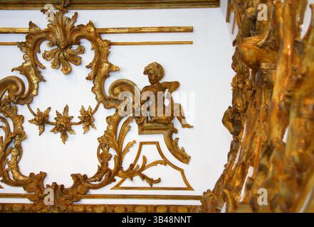 Aufwändige goldene Rokoko-Dekorationen im Inneren des Schlosses Peterhof, im Auftrag von Peter dem Großen. UNESCO-Weltkulturerbe. Stockfoto
