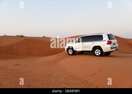 RUB Al Khali Wüste, Sultanat Oman - 6. April 2025: Geländewagen in der Wüste Wahiba Sands bei Sonnenaufgang, Arabische Halbinsel Stockfoto