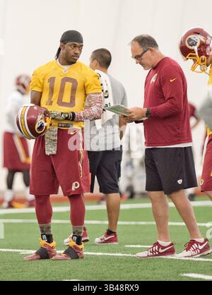 3. Juni 2015: Ashburn, Virginia, USA – Washington Redskins Quarterback Robert Griffin III (10), und Quarterback-Coach Matt Cavanaugh diskutieren einige Stücke, während sie am Mittwoch, den 3. Juni 2015, an einer „organisierten Teamaktivität“ im Redskins Park in Ashburn, Virginia teilnehmen. (Kreditbild: ©Ron Sachs/CNP via ZUMA Wire) Stockfoto