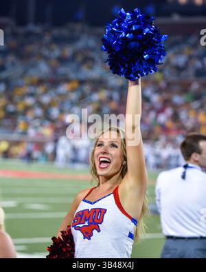 4. September 2015: SMU Cheerleader tritt während eines NCAA Football Spiels zwischen den Baylor Bears und den SMU Mustangs im Gerald J. Ford Stadium in Dallas, Texas auf. Baylor gewinnt 56:21. Manny Flores/CSM Stockfoto