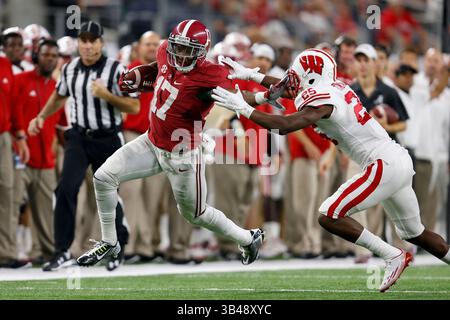 5. September 2015: Alabama Crimson Tide Running Back Kenyan Drake (17) gibt Wisconsin Badgers Cornerback Derrick Tindal (25) einen steifen Arm, während er während des Advocate Classic Football-Spiels zwischen den Wisconsin Badgers und den Alabama Crimson Tide im AT&T Stadium in Arlington, Texas, Tim Warner/CSM, läuft. (Kreditbild: © Tim Warner/CSM via ZUMA Wire) Stockfoto