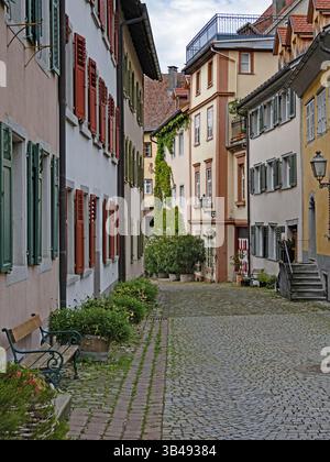 Blick auf eine malerische Gasse in der Altstadt von Bregenz, Österreich Stockfoto