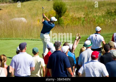 September 2015; Norton, MA, USA; Dustin Johnson beim 16. Abschlag während der dritten Runde der Deutschen Bank Championship bei TPC Boston. Anthony Nesmith/Cal Sport Media (Kreditbild: © Anthony Nesmith/CSM via ZUMA Wire) Stockfoto