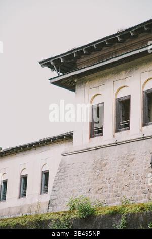 Gebäude aus der Kolonialzeit mit Bogenfenstern, Holzläden und alten Wänden. Vereint zeitlosen architektonischen Charme und verwitterte Eleganz. Stockfoto