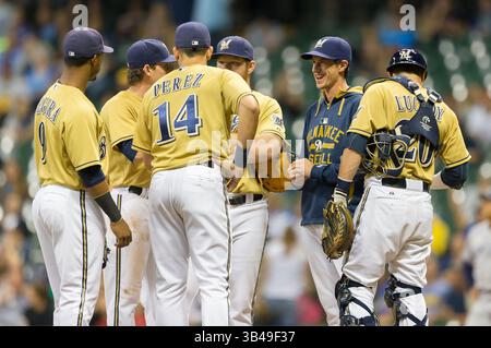 5. August 2015: Craig Counsell #30, Manager der Milwaukee Brewers, macht eine Kursänderung während des Major League Baseballspiels zwischen den Milwaukee Brewers und den San Diego Padres im Miller Park in Milwaukee, WI. John Fisher/CSM(Bild: © John Fisher/Cal Sport Media/ZUMAPRESS.com) Stockfoto