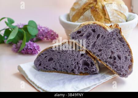 Hausgemachte Handwerker Purple Brotquellteig aus Purple Sweet Potato. Mit natürlicher Farbe. Lila Tartine in Scheiben geschnitten. Stockfoto