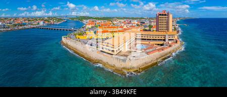Das historische Stadtzentrum von Willemstad aus der Vogelperspektive einschließlich Fort Amsterdam und Waterfort in Punda in der Stadt Willemstad, Curacao. Das historische Willemstad ist ein U Stockfoto