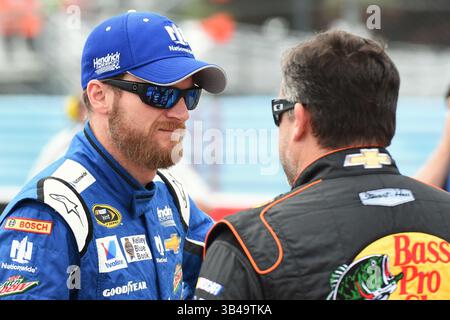 8. August 2015: NASCAR Sprint Cup Series Pilot Dale Earnhardt Jr. (L) spricht mit Tony Stewart (R), bevor er sich für die NASCAR Sprint Cup Series Cheez-IT 355 im Glen at Watkins Glen International in Watkins Glen, New York, qualifiziert. Rich Barnes/CSM(Bild: © Rich Barnes/Cal Sport Media/ZUMAPRESS.com) Stockfoto