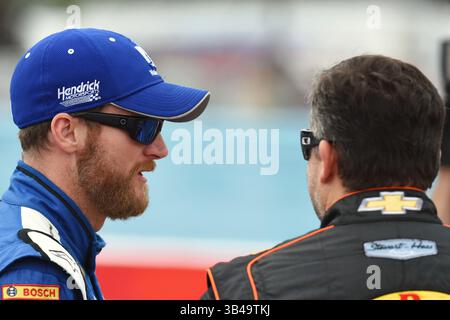 8. August 2015: NASCAR Sprint Cup Series Pilot Dale Earnhardt Jr. (L) spricht mit Tony Stewart (R), bevor er sich für die NASCAR Sprint Cup Series Cheez-IT 355 im Glen at Watkins Glen International in Watkins Glen, New York, qualifiziert. Rich Barnes/CSM(Bild: © Rich Barnes/Cal Sport Media/ZUMAPRESS.com) Stockfoto