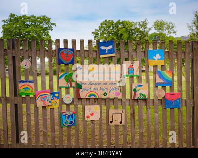 Erfurt, Deutschland - 21. Mai 2023: Kinderzeichnungen in der Nähe des Erfurter Doms Stockfoto