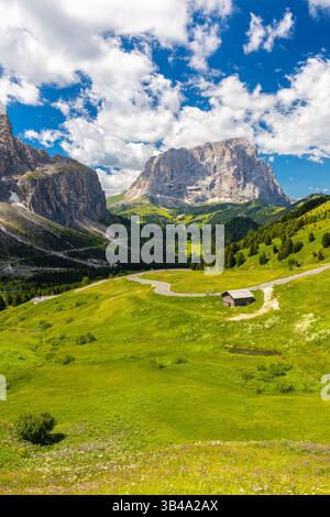 Blick auf den Gardena Pass bei Sonnenuntergang im Sommer. Dolomiten, Südtirol, Bozen, Italien, Europa. Stockfoto