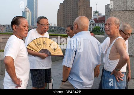 26. Juli 2014 - Shanghai, China - Tai-Chi-Übungen am frühen Morgen mit Schwertern auf dem Bund in Shanghai China. Der beste Taichi-Unterricht, den ich je hatte, war von einem alten Kerl, der jeden Morgen um 7 Uhr draußen übte. Ich habe 4 hervorragende Techniken gelernt, die ich immer noch regelmäßig in meinem MMA-Training verwende: Eine Methode, um einen Kick zu fangen und den Gegner zu werfen, einen geraden Schlag umzulenken und in derselben Bewegung zu kontern, doppelte Unterhaken mit einem Wurf zu kontern und einem Schulterverschluss zu entgehen, während ich deine eigene aufbaue. (Bild: © Sergi Reboredo/ZUMA Wire/ZUMAPRESS.com) Stockfoto
