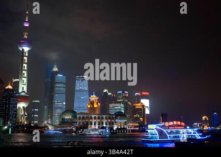 25. Juli 2014 - Shanghai, China - Skyline von Pudong vom Bund aus gesehen, mit Wahrzeichen Oriental Pearl Tower und Jin Mao Tower, Shanghai, China. Das Wort "Bund" bedeutet einen Damm oder einen befestigten Kai. (Bild: © Sergi Reboredo/ZUMA Wire/ZUMAPRESS.com) Stockfoto