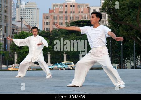 26. Juli 2014 - Shanghai, China - Tai-Chi-Übungen am frühen Morgen mit Schwertern auf dem Bund in Shanghai China. Der beste Taichi-Unterricht, den ich je hatte, war von einem alten Kerl, der jeden Morgen um 7 Uhr draußen übte. Ich habe 4 hervorragende Techniken gelernt, die ich immer noch regelmäßig in meinem MMA-Training verwende: Eine Methode, um einen Kick zu fangen und den Gegner zu werfen, einen geraden Schlag umzulenken und in derselben Bewegung zu kontern, doppelte Unterhaken mit einem Wurf zu kontern und einem Schulterverschluss zu entgehen, während ich deine eigene aufbaue. (Bild: © Sergi Reboredo/ZUMA Wire/ZUMAPRESS.com) Stockfoto