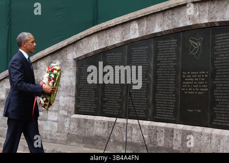 25. Juli 2015 - Nairobi, Kenia - US-Präsident BARACK OBAMA legt einen Kranz im Gedenkpark am 7. August zu Ehren der Opfer der Bombenexplosion von 1998. (Bild: © Peter Opiyo/ZUMA Wire/ZUMAPRESS.com) Stockfoto