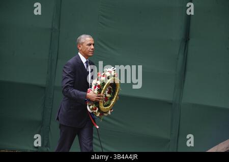 25. Juli 2015 - Nairobi, Kenia - US-Präsident BARACK OBAMA legt einen Kranz im Gedenkpark am 7. August zu Ehren der Opfer der Bombenexplosion von 1998. (Bild: © Peter Opiyo/ZUMA Wire/ZUMAPRESS.com) Stockfoto