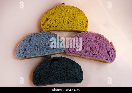 Frisch gebackenes, hausgemachtes Sauerteigbrot. In Scheiben Geschnitten. Draufsicht. Kopierbereich. Stockfoto