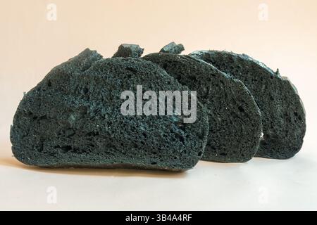 Frisch gebackenes hausgemachtes, ungewöhnliches und kreatives Schwarzbrot mit Sauerteig. In Scheiben Geschnitten. Stockfoto