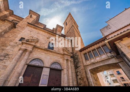 Sonnenlicht beleuchtet die historische Fassade und den Glockenturm der Kathedrale von Segorbe in der Provinz Castellon, Spanien Stockfoto