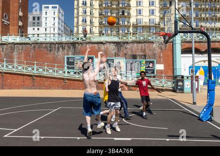 Brighton Beach, Stadt Brighton & Hove, East Sussex, Großbritannien. Der heißeste Tag des Jahres, an dem sich die Menschen am Brighton Beach und am Strand entspannen und Sport treiben. 30. April 2025 David Smith/Alamy Stockfoto