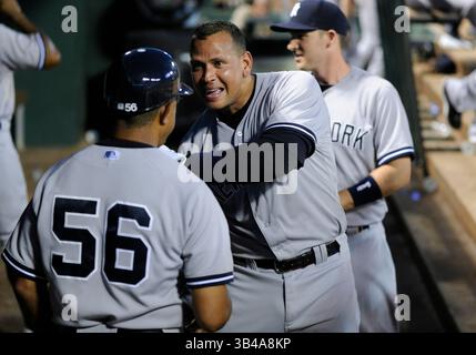 27. JULI 2015: New York Yankees ernannte den Hitter Alex Rodriguez #13 im Gespräch mit New York Yankees erster Base-Trainer Tony Pena #56 im Dugout, nachdem er im sechsten Inning während eines MLB-Spiels zwischen den New York Yankees und den Texas Rangers im Globe Life Park in Arlington, TX New York Texas mit 6:2 geschlagen hatte (Credit Image: © Albert Pena/Cal Sport Media/ZUMAPRESS.com) Stockfoto