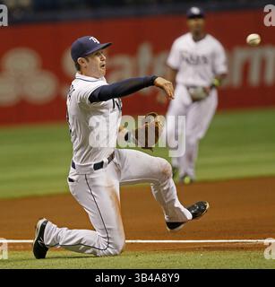 27. Juli 2015 - St. Petersburg, FL, USA - Evan Longoria der Tampa Bay Rays wirft den Detroit Tigers' Ian Kinsler nach einem Tauchstopp am Montag, 27. Juli 2015, auf dem Tropicana Field in St. Petersburg, Fla. (Kreditbild: © Jim Damaske/TNS via ZUMA Wire) Stockfoto