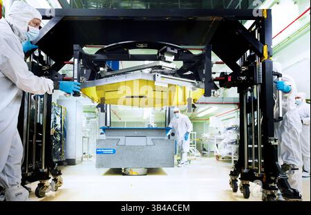 28. Juli 2015 - Weltraum - dieses Foto vom 11. Juli 2015 nimmt eines der letzten, wenn nicht gar letzten, primären Spiegelsegmente des James Webb Space Telescope auf, die durch die Calibration, Integration and Alignment Facility (CIAF) des NASA Goddard Space Flight Centers verarbeitet werden. Diese Präzisionsmessungen müssen bis zu 0,1 Mikrometer oder 400 der Dicke eines menschlichen Haares genau sein. Das James Webb Space Telescope ist der wissenschaftliche Nachfolger des Hubble Space Telescope der NASA. Es wird das leistungsstärkste Weltraumteleskop sein, das jemals gebaut wurde. Webb ist ein internationales Projekt, das von der NASA mit ihren Partnern, der European, geleitet wird Stockfoto