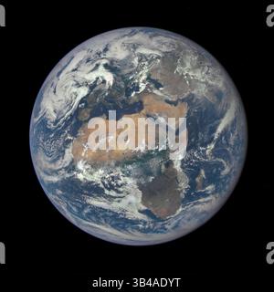 29. Juli 2015 - Space - Africa steht in diesem Bild der Erde, das von einer NASA-Kamera auf dem Satelliten des Deep Space Climate Observatory (DSCOVR) aufgenommen wurde, im Mittelpunkt. Das Bild, das am 6. Juli von einem Aussichtspunkt eine Million Meilen von der Erde entfernt aufgenommen wurde, war eines der ersten Aufnahmen der Earth Polychromatic Imaging Camera (EPIC) der NASA. Mitteleuropa liegt an der Spitze des Bildes mit der Sahara-Wüste im Süden und zeigt den Nil, der durch Ägypten ins Mittelmeer fließt. Das Farbbild in Fotoqualität wurde durch die Kombination von drei Einzelbildern der gesamten Erde erzeugt, die wenige Minuten voneinander entfernt waren. (C Stockfoto