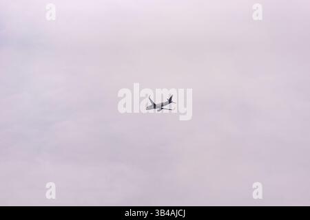 Passagierflugzeug verlässt Lima, Peru, bei bewölktem Himmel Stockfoto