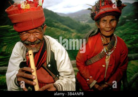 Oktober 2014 - Philippinen - Volk Ifugao Stamm. Reisterrassen. Blickpunkt. Banaue. Nord-Luzon. Philippinen. Banaue (oder auch Banawe) ist eine Gemeinde der vierten Klasse in der Provinz Ifugao auf den Philippinen. Laut der Volkszählung von 2010 hat sie 22.365 Einwohner und ist weithin bekannt als Stätte des UNESCO-Weltkulturerbes, der Batad-Reisterrassen und der Bangaan-Reisterrassen. Die Ifugao-Reisterrassen beginnen am Fuße der Bergkette und erstrecken sich mehrere tausend Meter nach oben. Zwei der t Stockfoto