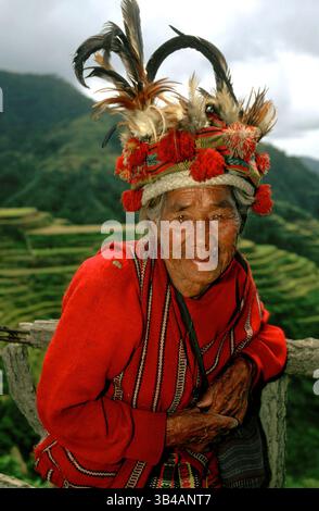 15. Oktober 2014: Philippinen: Frauen des Ifugao-Stammes. Reisterrassen. Blickpunkt. Banaue. Nord-Luzon. Philippinen. Banaue (oder auch Banawe) ist eine Gemeinde der vierten Klasse in der Provinz Ifugao auf den Philippinen. Laut der Volkszählung von 2010 hat sie 22.365 Einwohner und ist weithin bekannt als Stätte des UNESCO-Weltkulturerbes, der Batad-Reisterrassen und der Bangaan-Reisterrassen. Die Ifugao-Reisterrassen beginnen am Fuße der Bergkette und erstrecken sich mehrere tausend Meter nach oben. Zwei von Stockfoto