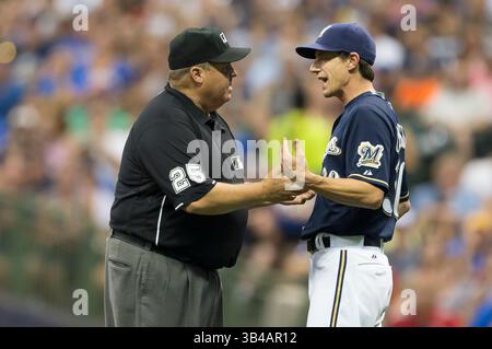 15. August 2015: Craig Counsell #30, Manager der Milwaukee Brewers, wird im Major League Baseball Spiel zwischen den Milwaukee Brewers und den Philadelphia Phillies im Miller Park in Milwaukee, WI, von Schiedsrichter Fieldin Culbreth #25 ausgeschleudert. John Fisher/CSM(Bild: © John Fisher/Cal Sport Media/ZUMAPRESS.com) Stockfoto