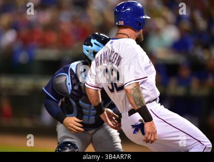 15. AUGUST 2015: Die Texas Rangers verließen den Feldspieler Josh Hamilton (32). Während eines MLB-Spiels zwischen den Tampa Bay Rays und den Texas Rangers im Globe Life Park in Arlington, TX, gewinnen die Rangers 12:4. Manny Flores/CSM Stockfoto