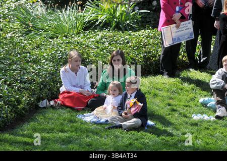 16. April 2008 – Washington, District of Columbia, Vereinigte Staaten von Amerika – Washington, DC – 15. April 2008 – eine nicht identifizierte Familie sitzt auf dem Gras auf dem South Lawn, während sie Papst Benedikt XVI. Am Mittwoch, den 16. April 2008, im Weißen Haus in Washington, D.C. eine Rede hält. .Credit: Ron Sachs / CNP. (Kreditbild: © Ron Sachs/CNP via ZUMA Wire) Stockfoto